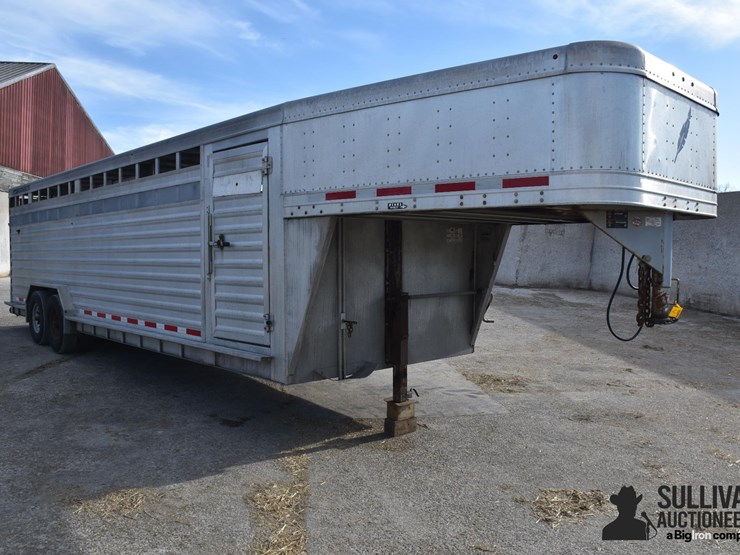 2015-featherlite-26'-t/a-aluminum-livestock-trailer-image-3