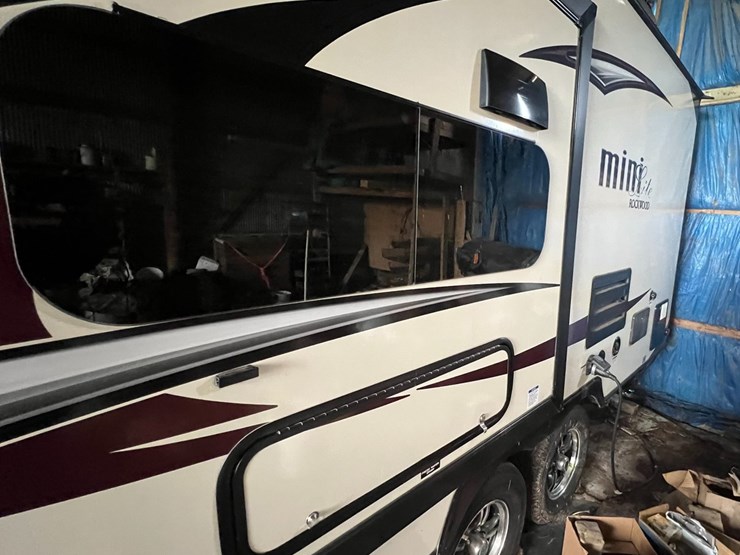 #9555-•-2017-rockwood-mini-lite-2304ks-camper-(title-in-delay)-image-6