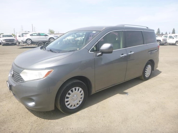 2015-nissan-quest-image-1