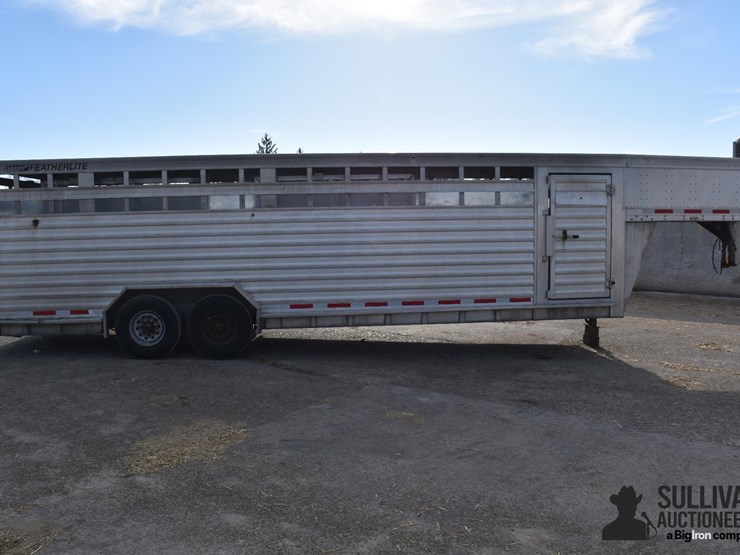 2015-featherlite-26'-t/a-aluminum-livestock-trailer-image-4
