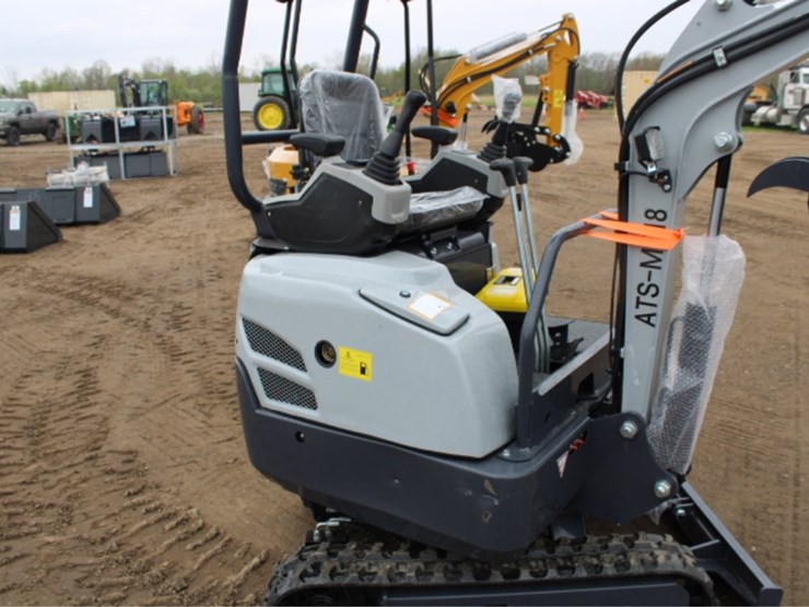 #8075-•-me18-mini-excavator-image-10