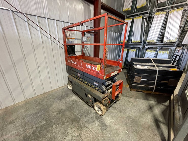 #412-•-skyjack-scissors-lift-(kewaskum,-wi)-image-2