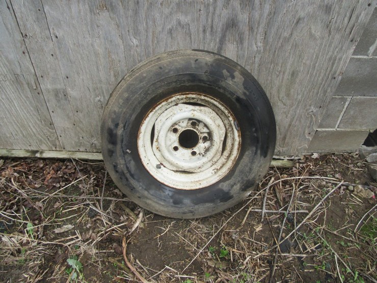 #9592-•-15'-tire-and-rim-image-1