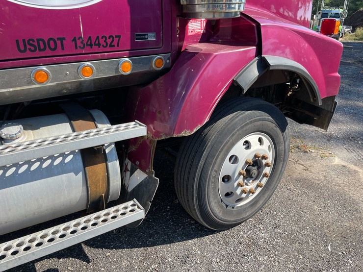 #203-•-2011-western-star-semi-tractor-(has-wi-title)-(forestville,-wi)-image-11