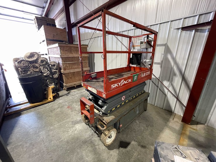 #412-•-skyjack-scissors-lift-(kewaskum,-wi)-image-4