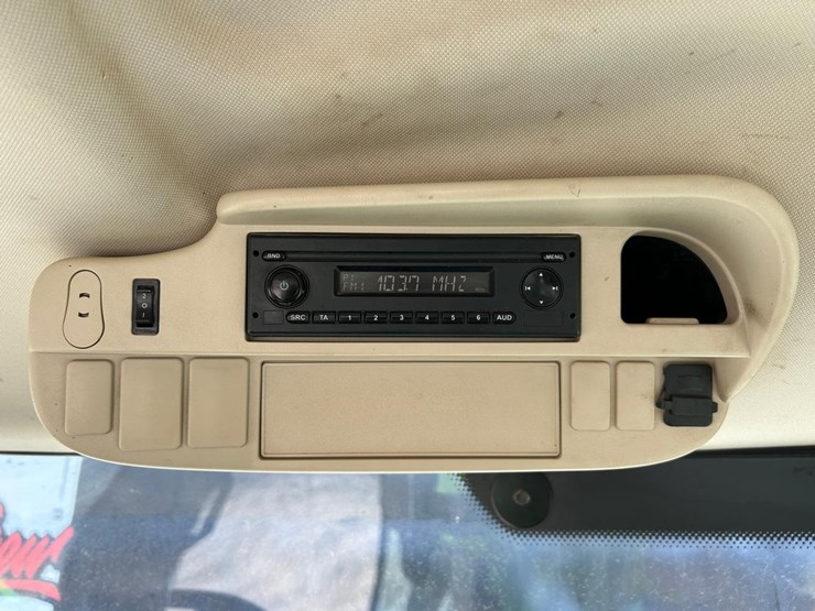 2018-john-deere-6215r-image-28