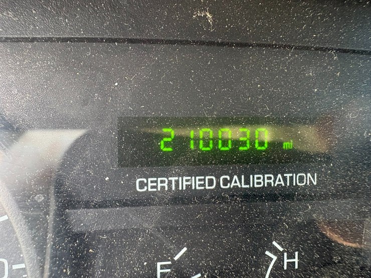 #42083-•-2010-ford-crown-victoria-sedan-vin:-2fabp7bv6ax133733-image-42
