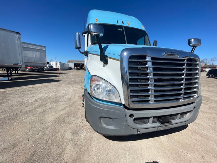 #202-•-2013-freightliner-cascadia-semi-tractor-(title-in-delay)-(denmark,-wi)-image-9