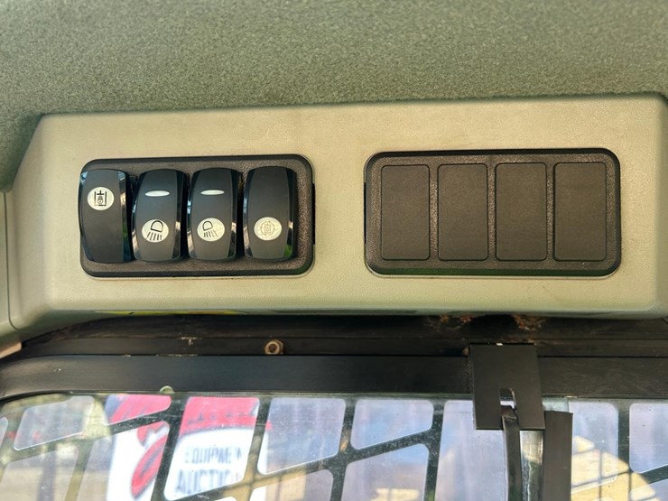 2019-caterpillar-242d-image-21