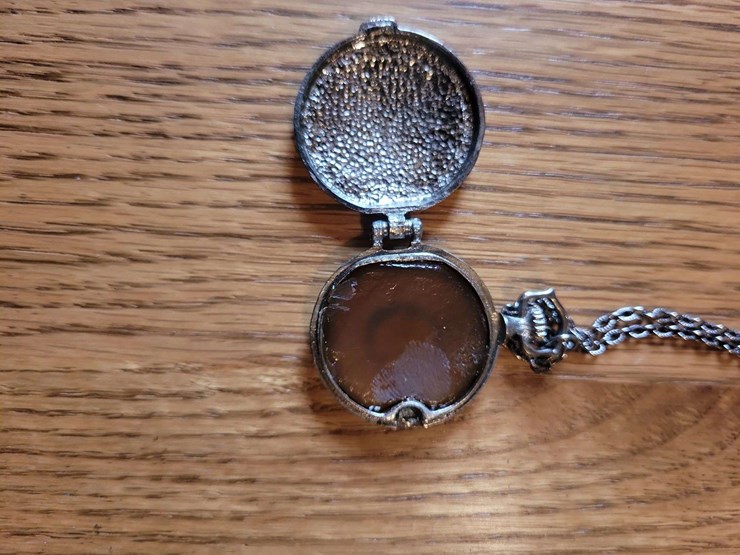 collection-of-decorative-pocket-watches-and-timepieces-image-5