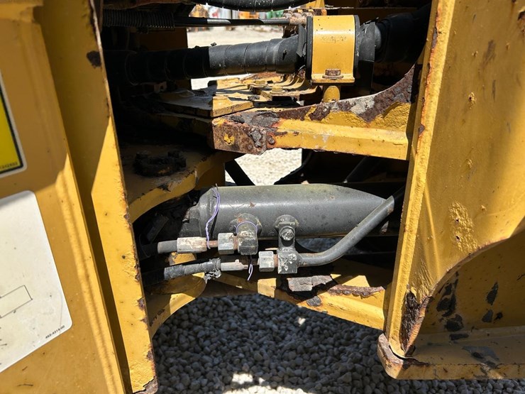 2015-caterpillar-903c-image-12