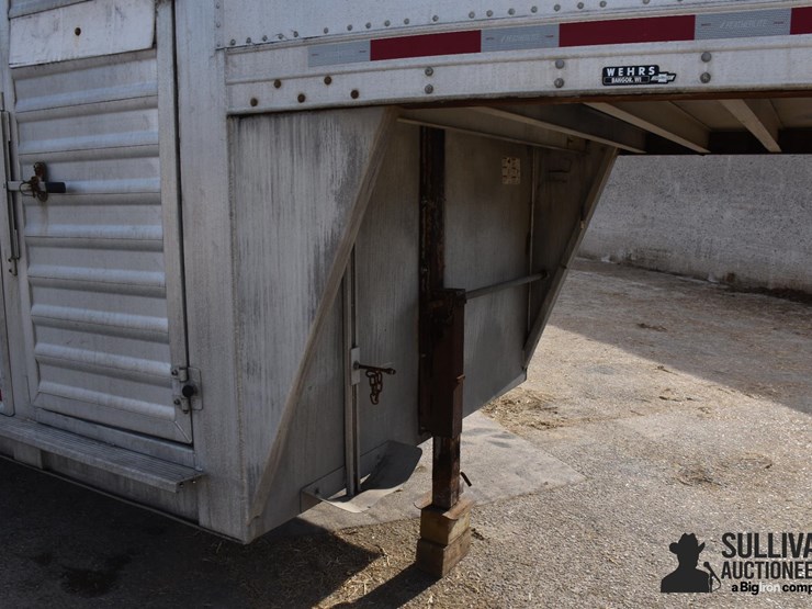 2015-featherlite-26'-t/a-aluminum-livestock-trailer-image-14