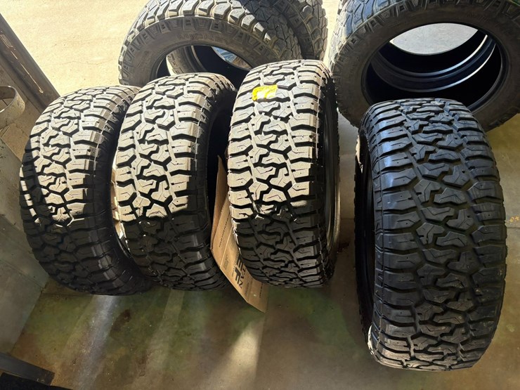 #42067-•-lot-of-(4)-275/60r20-tires-image-1
