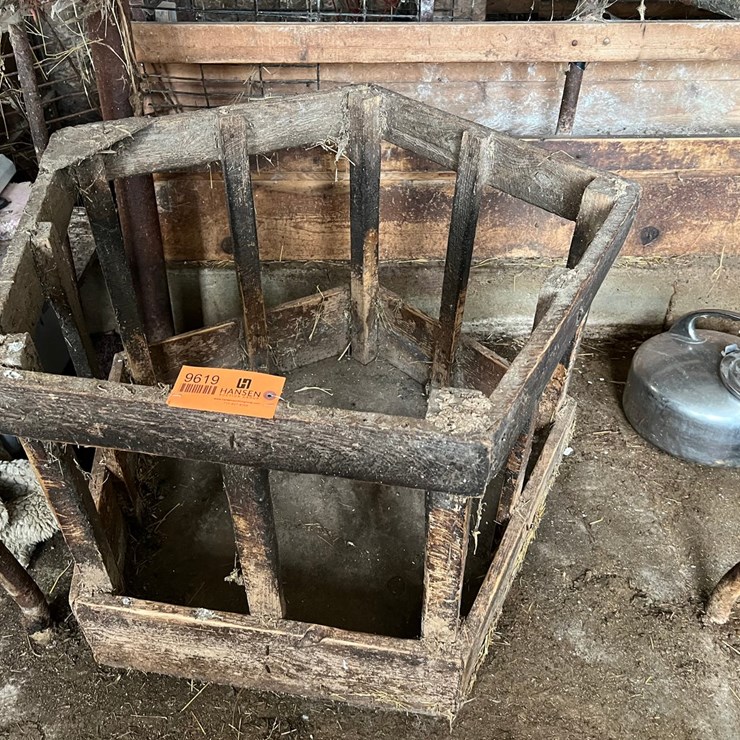 #9619 • Sheep Hay and Grain Feeder