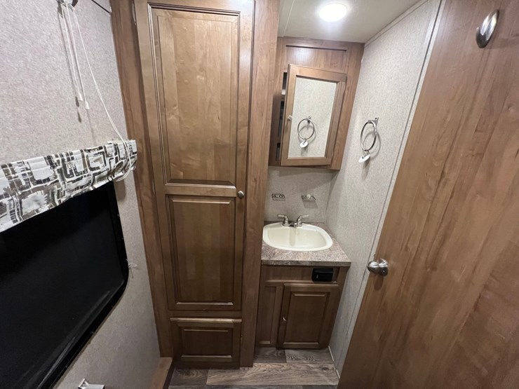 #9555-•-2017-rockwood-mini-lite-2304ks-camper-(title-in-delay)-image-30