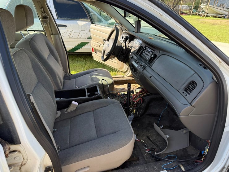 #42083-•-2010-ford-crown-victoria-sedan-vin:-2fabp7bv6ax133733-image-28