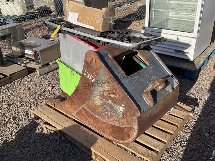 pallet-of-misc,-24in-excavator-bucket,-blower,-image-1