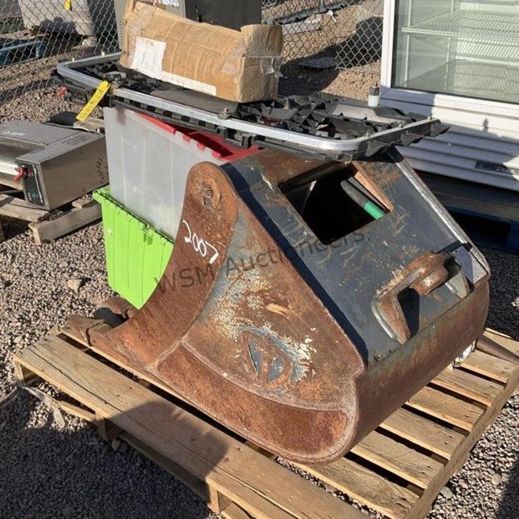 PALLET OF MISC, 24IN EXCAVATOR BUCKET, BLOWER,