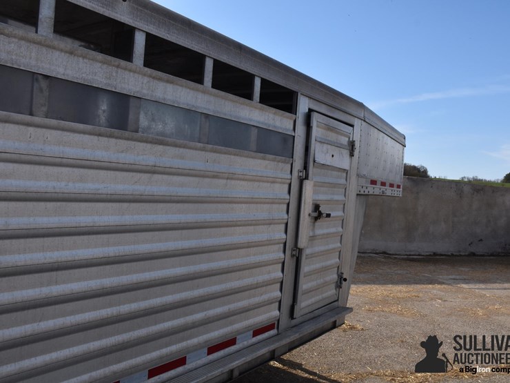2015-featherlite-26'-t/a-aluminum-livestock-trailer-image-20