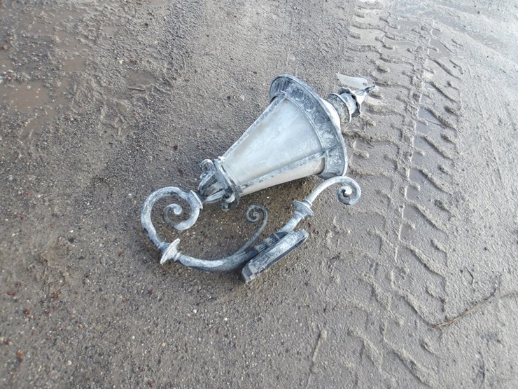 #7830-•-outdoor-light-fixture-image-4