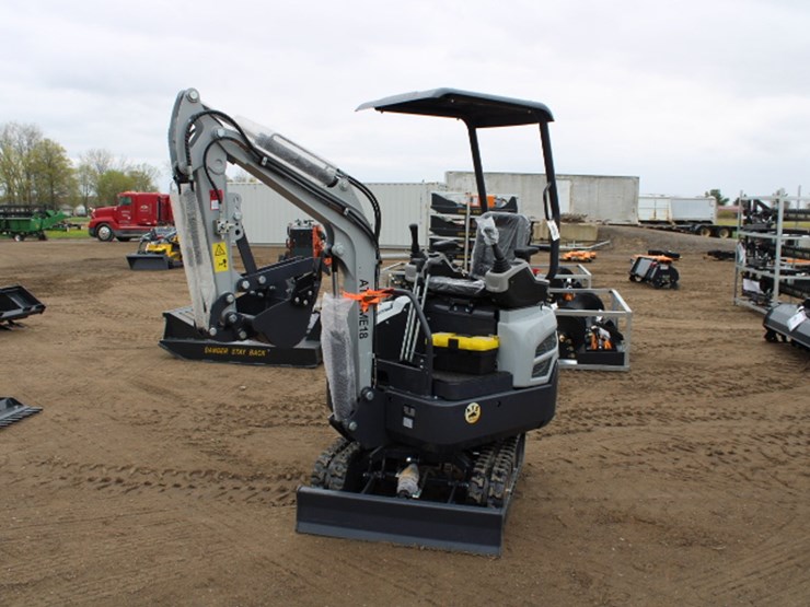 #8075-•-me18-mini-excavator-image-1