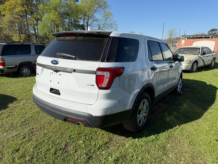 2016-ford-explorer-image-3