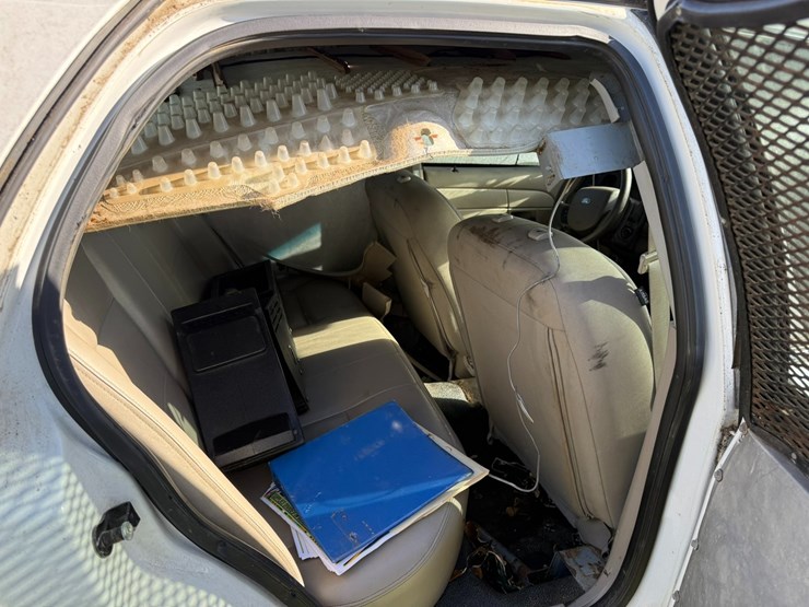#42084-•-2011-ford-crown-victoria-sedan-vin:-2fabp7bv6bx160559-image-24