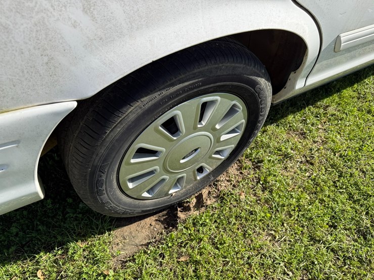 #42084-•-2011-ford-crown-victoria-sedan-vin:-2fabp7bv6bx160559-image-15