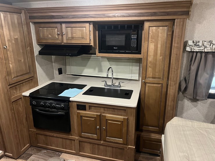 #9555-•-2017-rockwood-mini-lite-2304ks-camper-(title-in-delay)-image-17