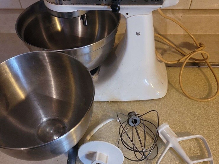 kitchenaid-classic-stand-mixer-model-k45ss-with-accessories-image-4