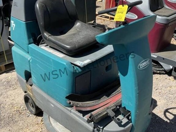 tennant-t7-ride-on-floor-cleaner-image-1