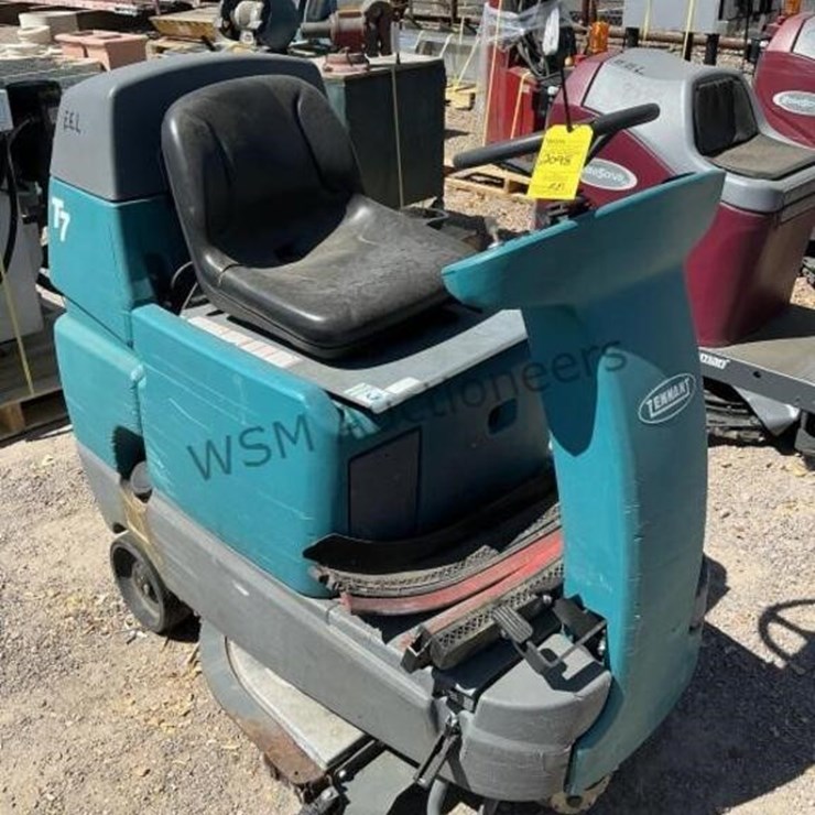 TENNANT T7 RIDE ON FLOOR CLEANER