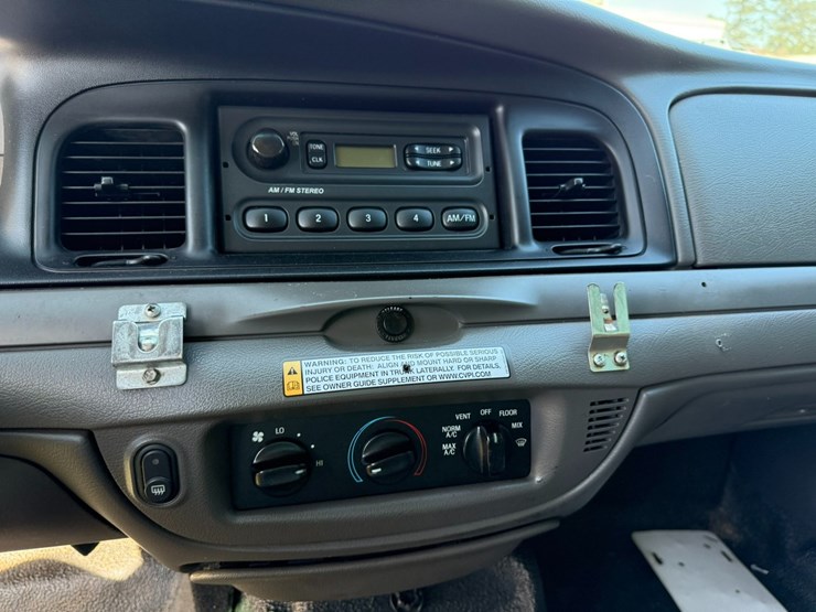 #42085-•-2010-ford-crown-victoria-sedan-vin:-2fabp7bv6ax138575-image-36