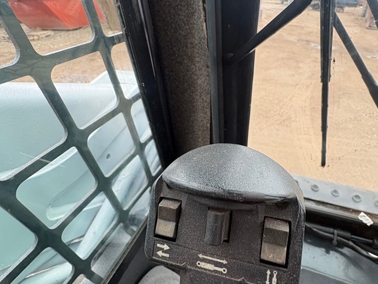2009-bobcat-s205-image-15