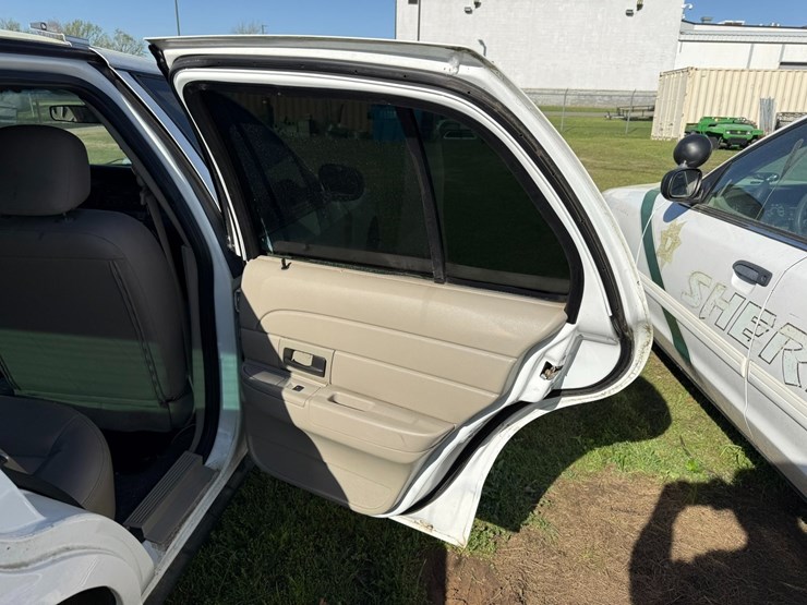 #42085-•-2010-ford-crown-victoria-sedan-vin:-2fabp7bv6ax138575-image-26