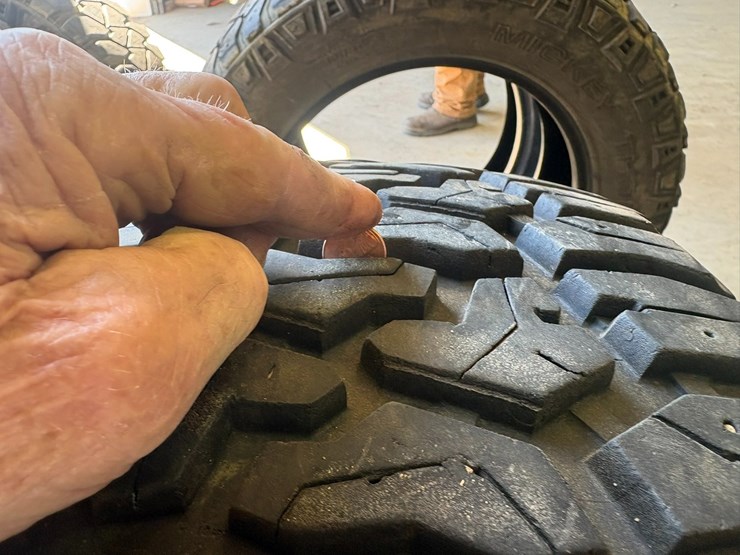 #42067-•-lot-of-(4)-275/60r20-tires-image-6