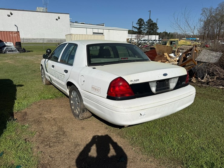 #42083-•-2010-ford-crown-victoria-sedan-vin:-2fabp7bv6ax133733-image-4