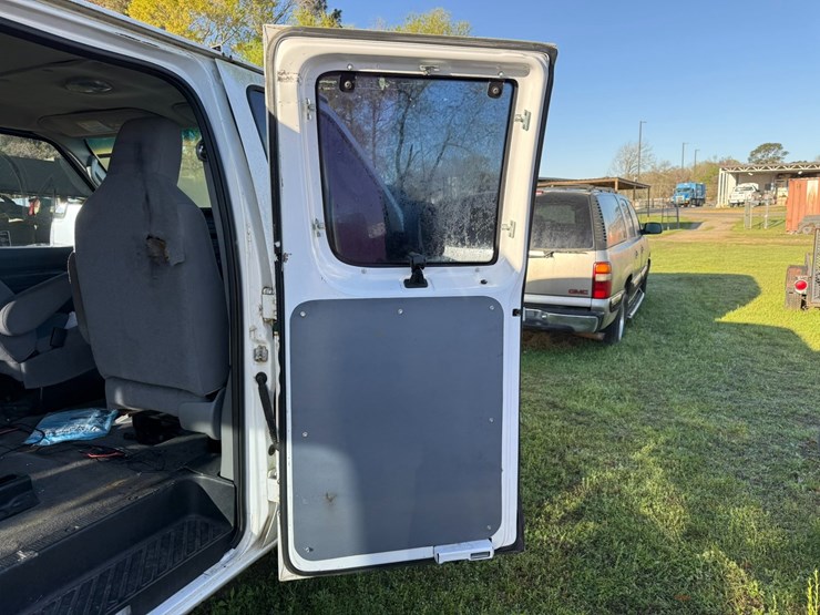 2014-ford-e350-image-25
