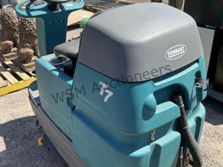 tennant-t7-ride-on-floor-cleaner-image-3