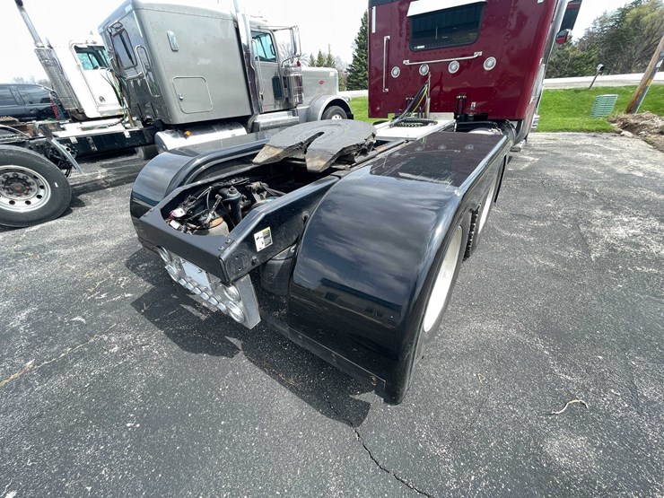 #200-•-2020-peterbilt-semi-tractor-(has-wi-title)-(denmark,-wi)-image-35