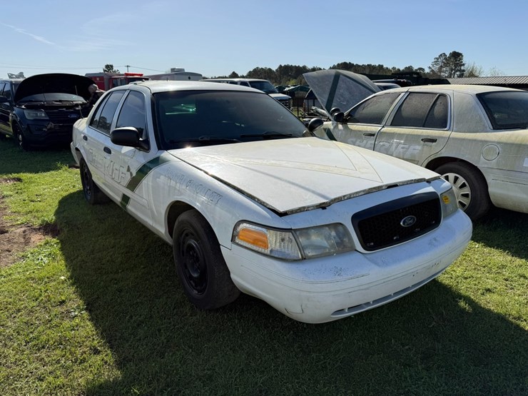 #42085-•-2010-ford-crown-victoria-sedan-vin:-2fabp7bv6ax138575-image-2