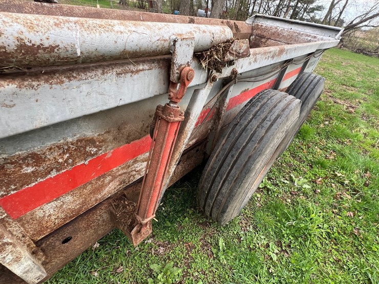 #9559-•-new-idea-manure-spreader-image-18
