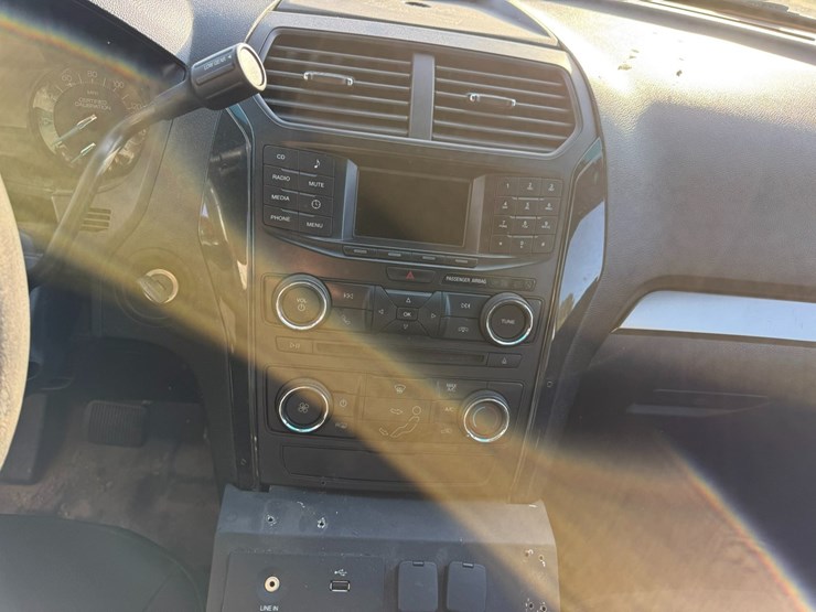 2016-ford-explorer-image-33