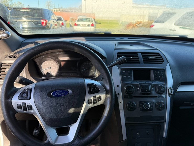 2014-ford-explorer-image-32