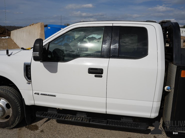 2021-ford-f350-xlt-image-15