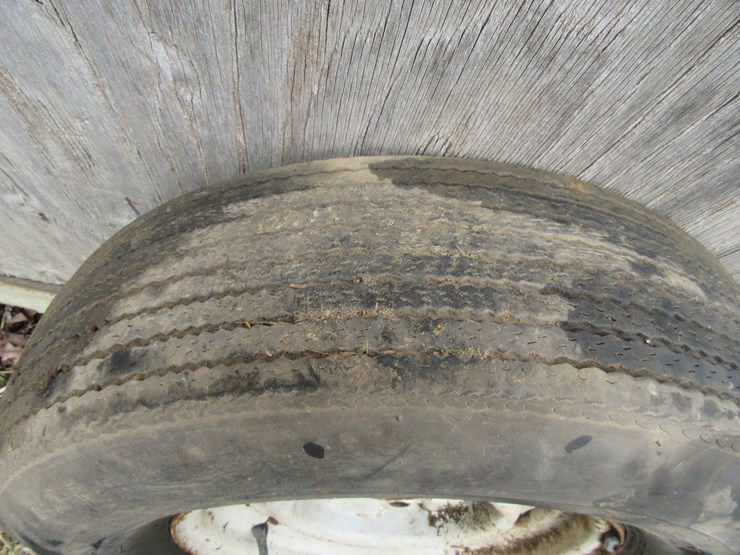 #9592-•-15'-tire-and-rim-image-2
