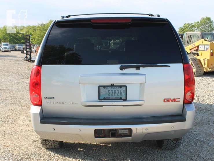 2010-gmc-yukon-xl-image-4