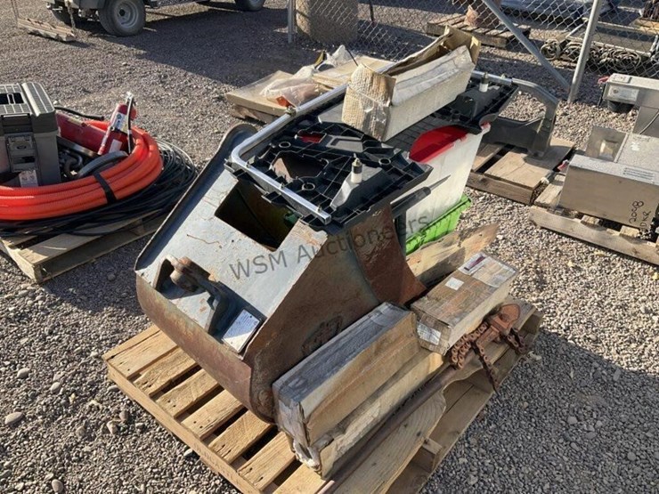 pallet-of-misc,-24in-excavator-bucket,-blower,-image-2