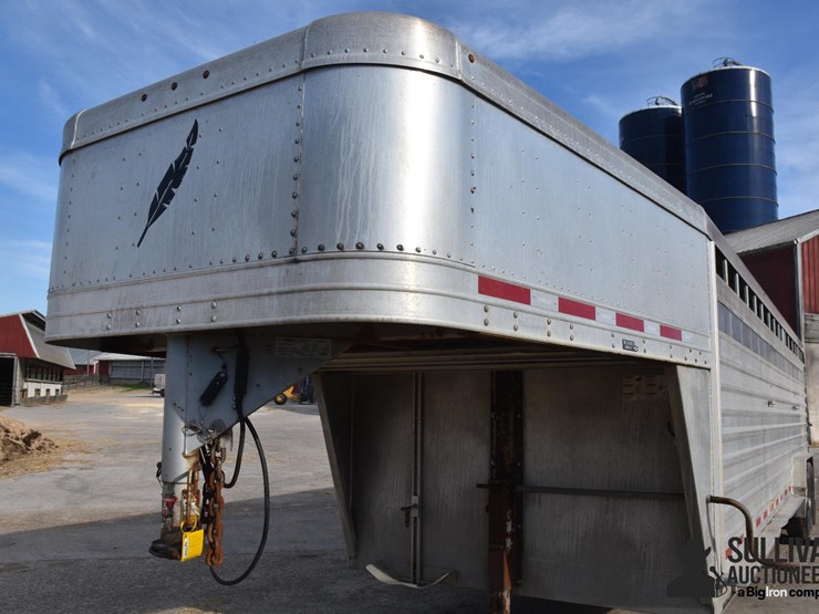 2015-featherlite-26'-t/a-aluminum-livestock-trailer-image-9