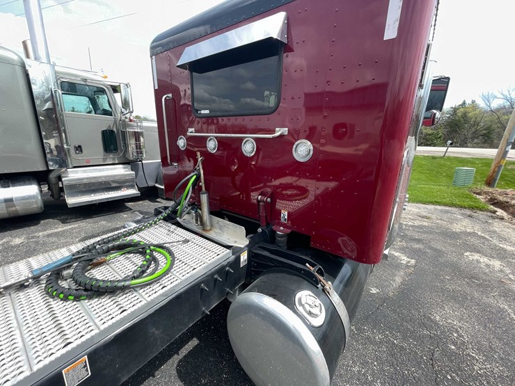 #200-•-2020-peterbilt-semi-tractor-(has-wi-title)-(denmark,-wi)-image-41